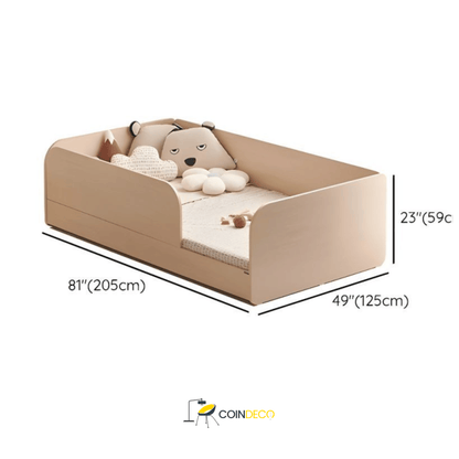 سرير أطفال خشبي بتصميم آمن وعصري