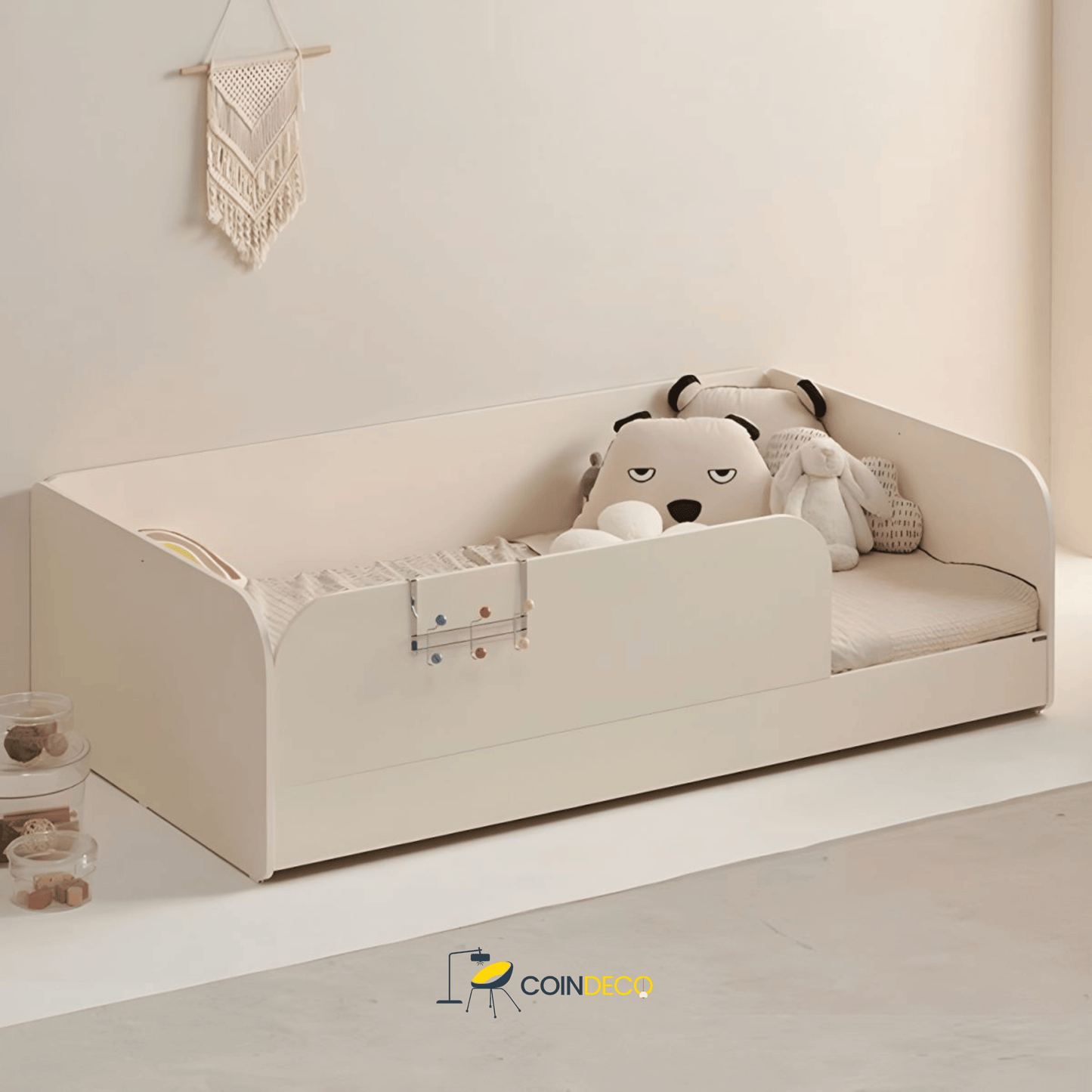 سرير أطفال خشبي بتصميم آمن وعصري